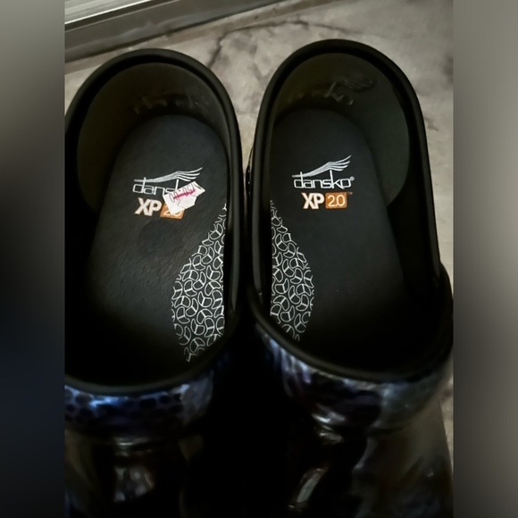 Dansko women’s blue and black pattern XP 2.0 nursing clogs 37 comfort clogs - Picture 3 of 9